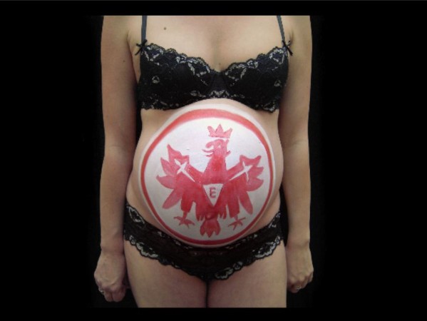 Bellypainting-Schwangerschaft-Bauchbemalung-Liebesherz-mit-Teufelchen