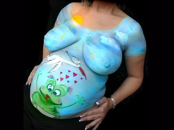 Bellypainting-Schwangerschaft-Bauchbemalung-Klapperstorch-mit-Frosch